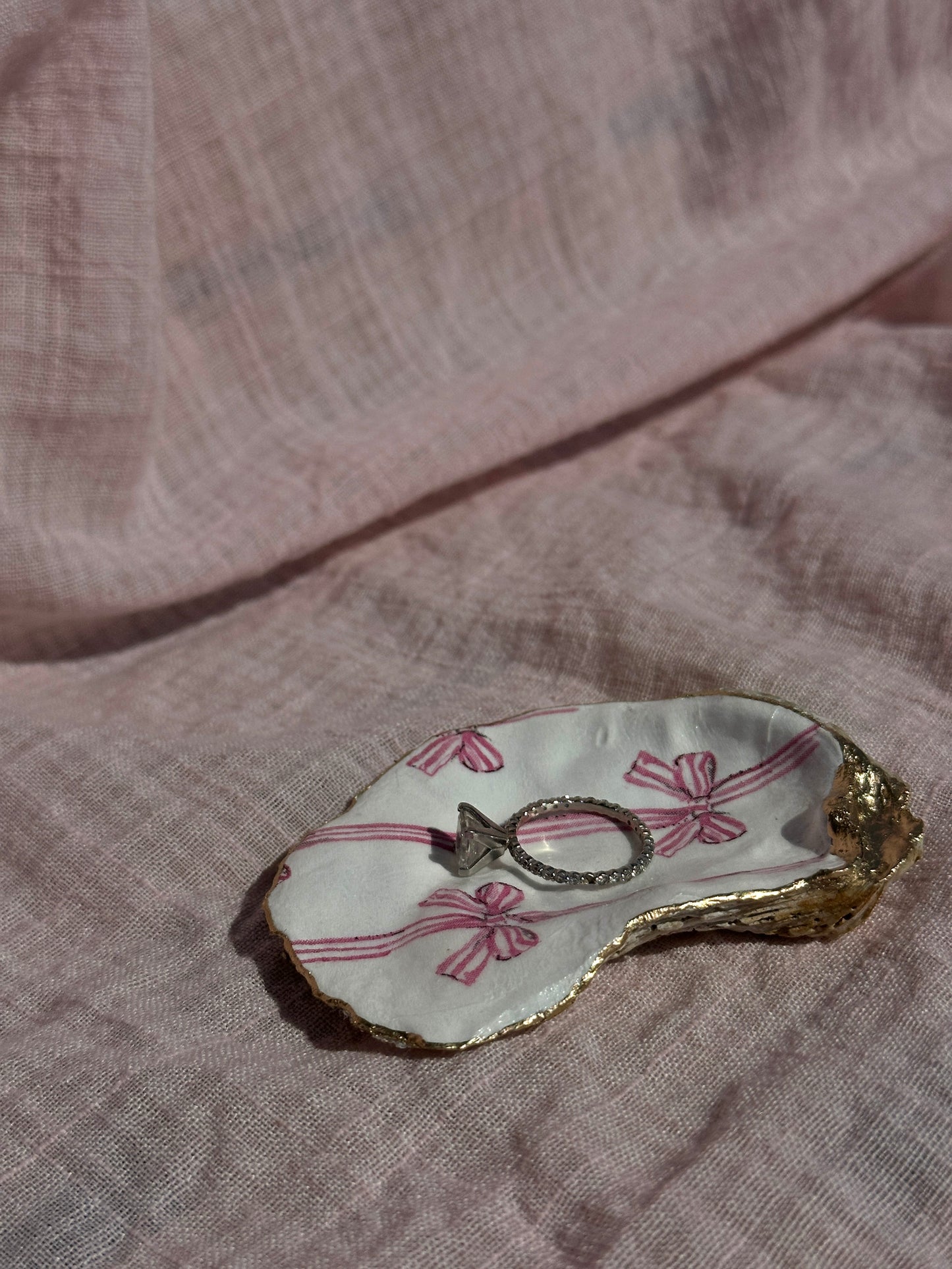 Vintage Soft Pink Bow Oyster Design