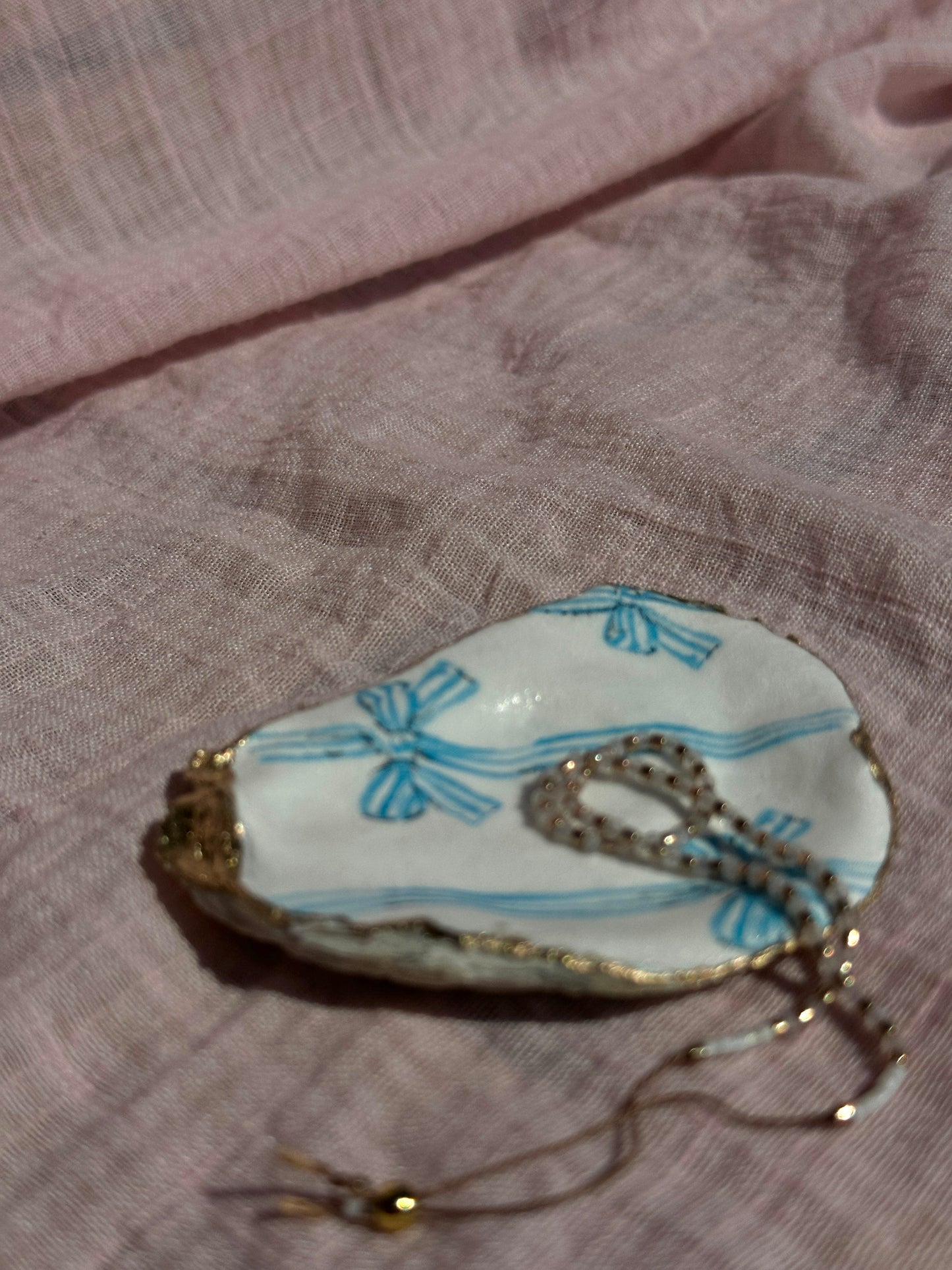 Vintage Soft Blue Bow Oyster Design