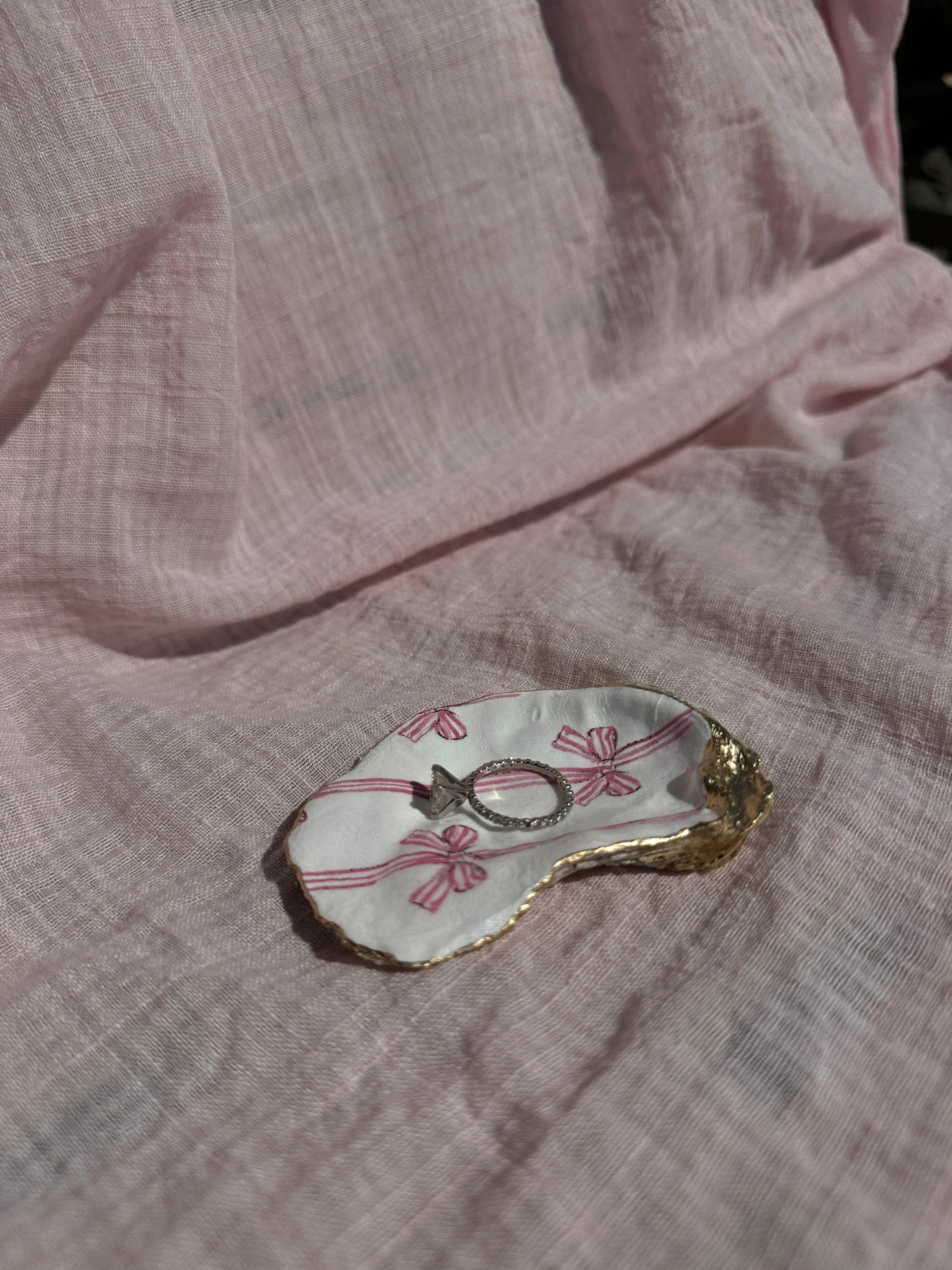 Vintage Soft Pink Bow Oyster Design