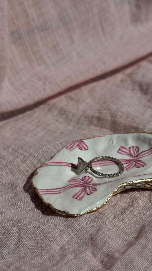 Vintage Soft Pink Bow Oyster Design